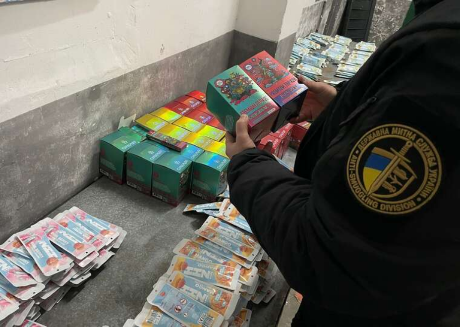 Українська митниця «не помічає» контрабанду електронних сигарет на мільярди гривень