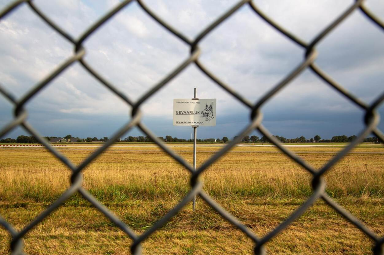 Військові Нідерландів стріляли по дронах, які літали над військовою базою