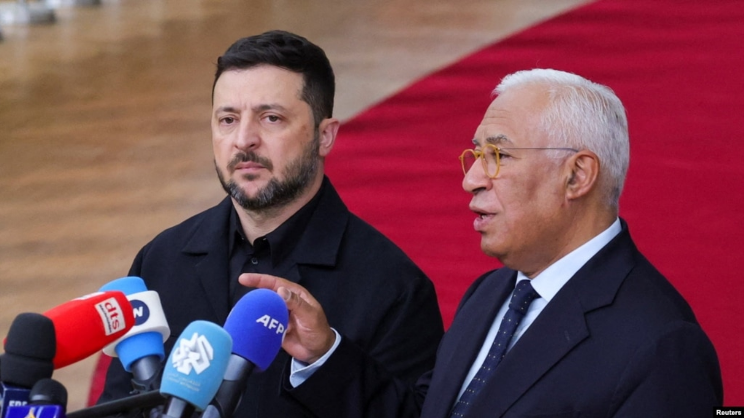 Зеленський, інформаційними вкидами про «мирні угоди», намагається забалакати корупційний скандал