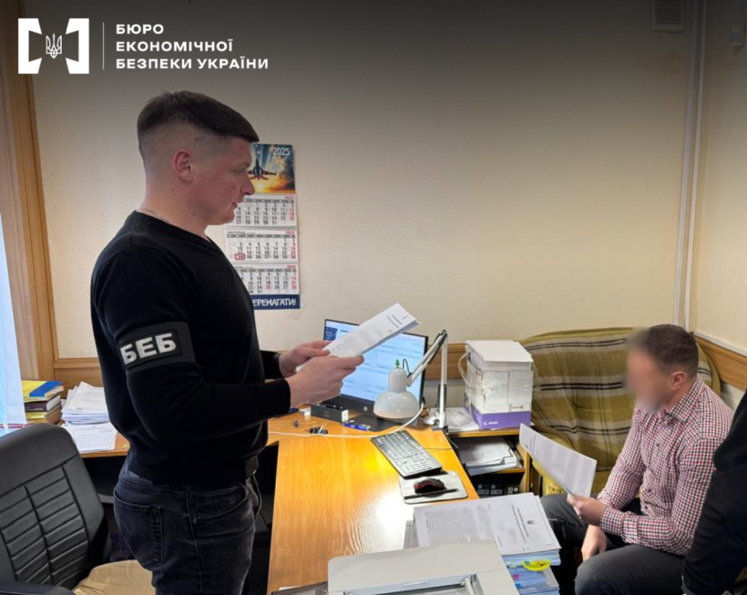 Посадовців Полтавської міськради підозрюють у завищенні ціни на супутникові телефони для ЗСУ