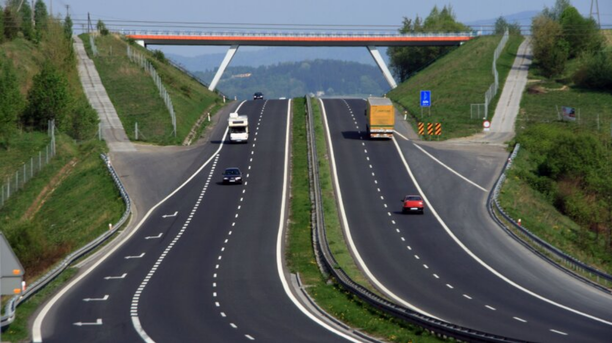 Перша платна дорога може з'явитись в Україні