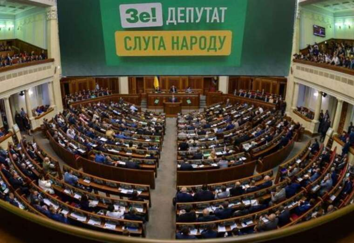 Загроза монобільшості: депутати від «Слуги народу» подають заяви про вихід із фракції та Ради