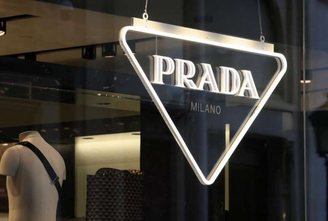 Модний дім Prada завершив придбання бренду Versace за понад 1 мільярд доларів