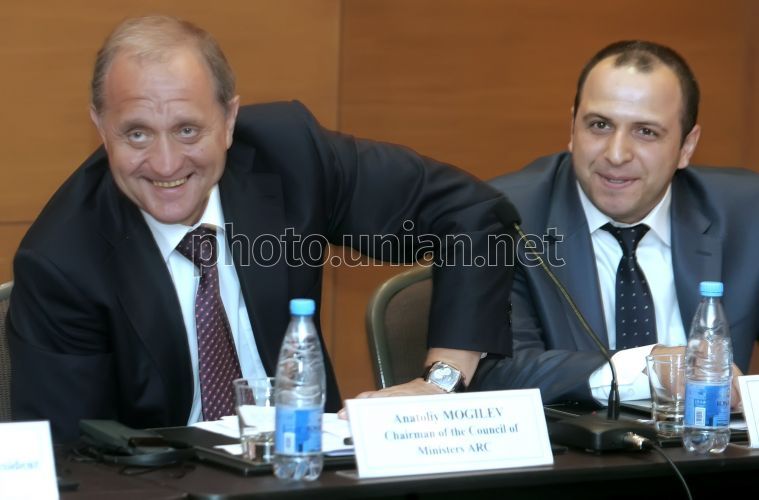 Голова Ради Міністрів АРК Анатолій Могильов (ліворуч) та делегат Курултаю V скликання Рустем Умеров під час зустрічі з головами дипломатичних місій іноземних держав і представництв міжнародних організацій, в Києві, у вівторок, 18 вересня 2012 р.