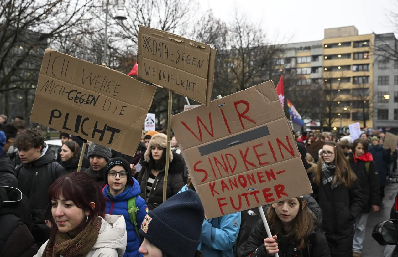 У Німеччині молодь вийшла на мітинг проти призову на військову службу_1