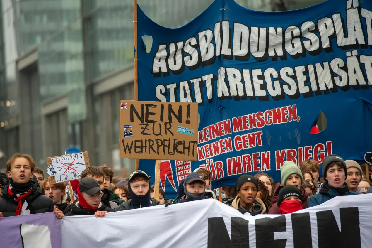 У Німеччині молодь вийшла на мітинг проти призову на військову службу