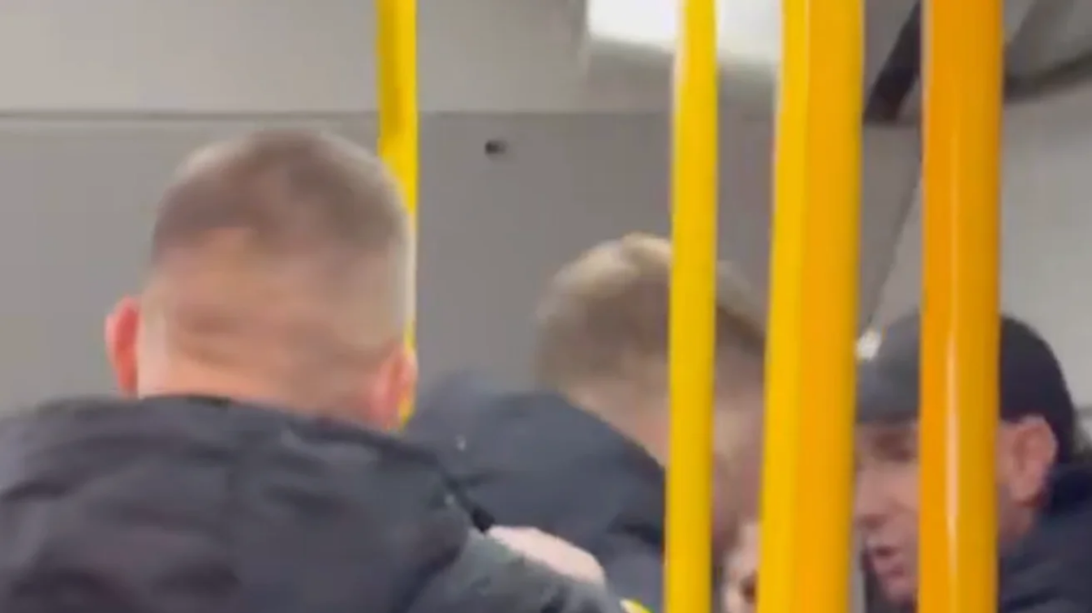 У Польщі двоє чоловіків напали й побили українця, який їхав у трамваї з партнеркою