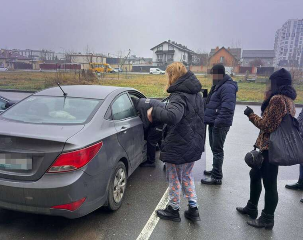 Посадовці оборонного підприємства виводили бюджетні гроші через підставні компанії