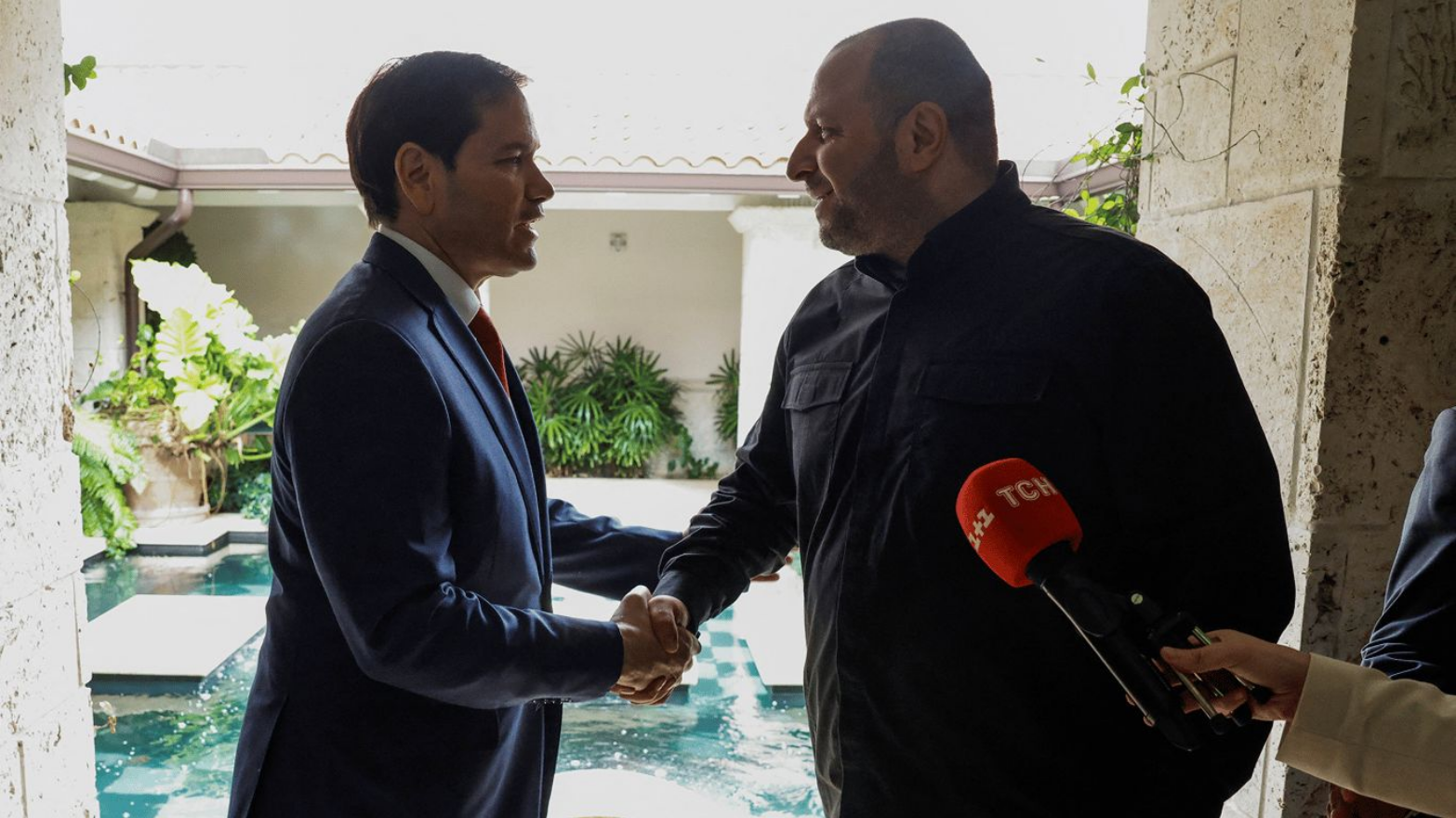 Українці мають провести вибори, доки не втратили країну