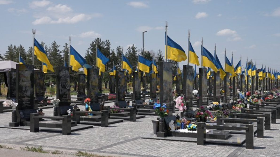 Військове кладовище у селі Затурине поблизу Полтави