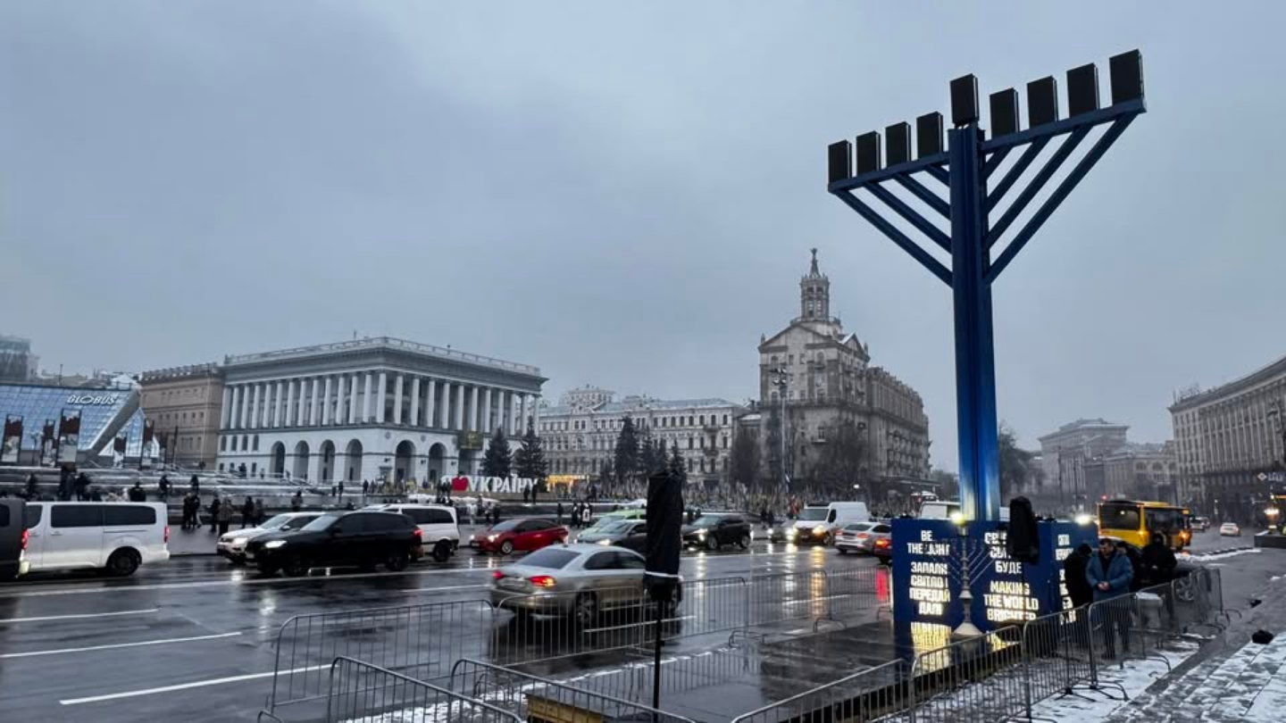 Свічки в державному вікні: як Україна програє символічну війну