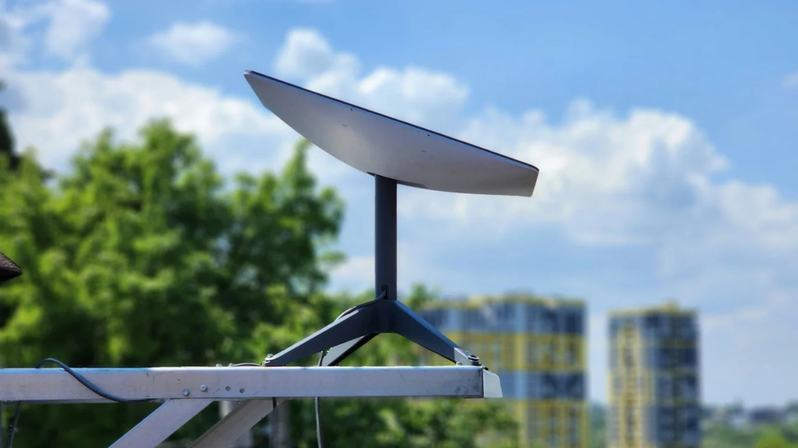 росія розробляє нову зброю для атаки на супутники Starlink, які допомагають Україні на полі бою — AP