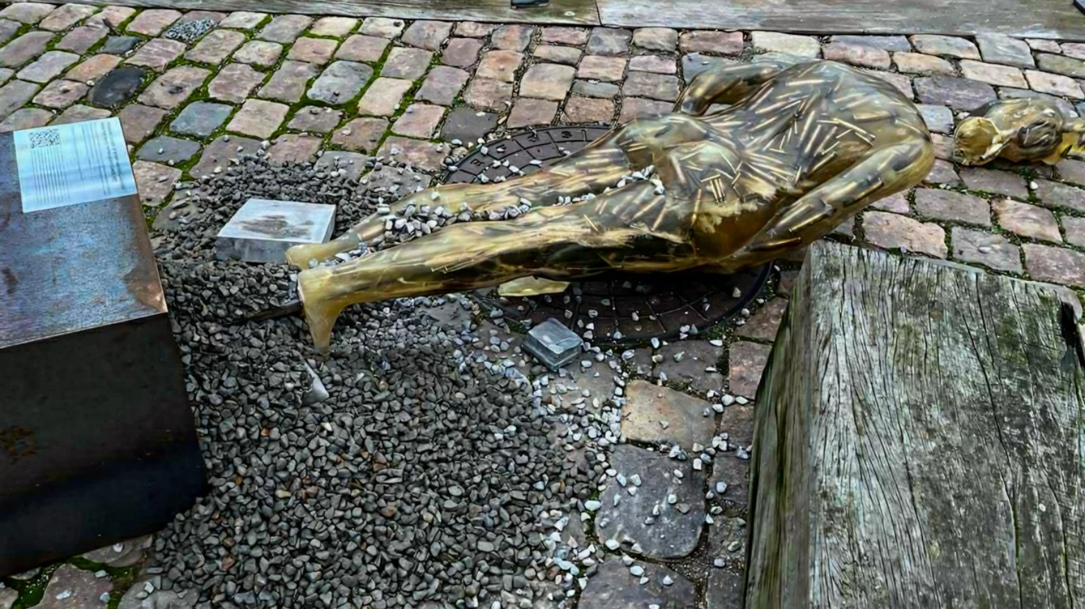 У Данії невідомий зруйнував скульптури української художниці, що розповідали про війну