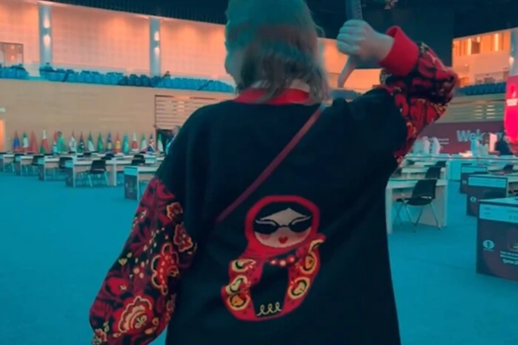 ФІДЕ дозволила росіянці виступати на Чемпіонаті світу у светрі із зображенням матрьошки