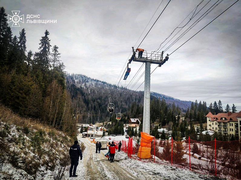 В горах на Львівщині зупинився крісельний підйомник з 80 людьми External