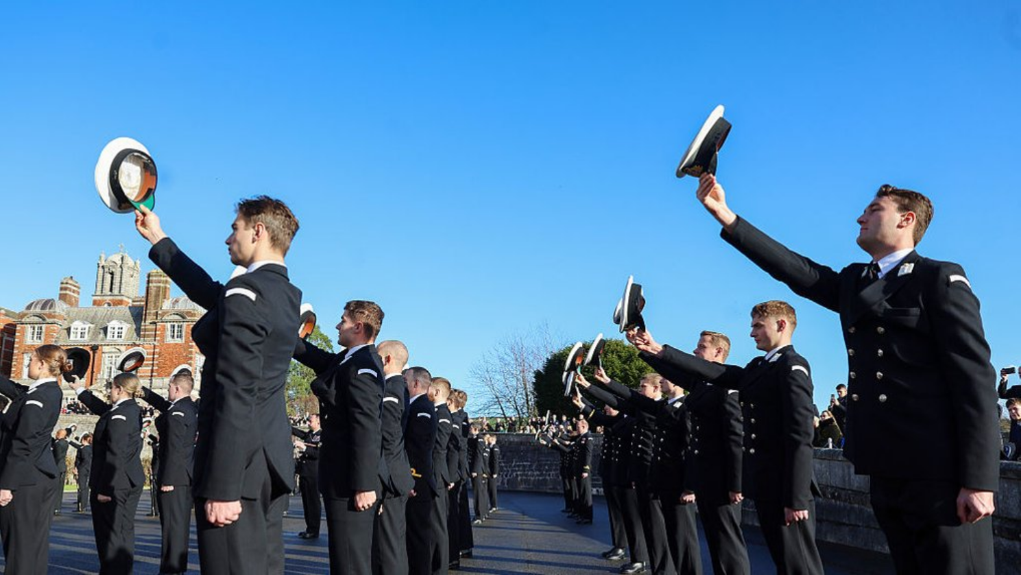 Британія запускає для молоді програму пробного року у збройних силах