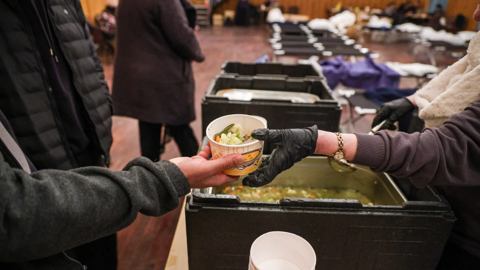 Українські біженці в Берліні організували «пункт незламності» для місцевих на тлі блекауту