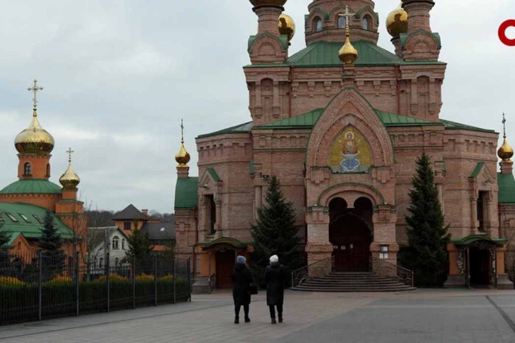 Навчання за радянськими підручниками у школі при столичному монастирі