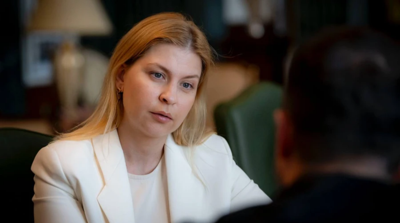 Одіозна обвинувачена у корупції імітує бурхливу роботу