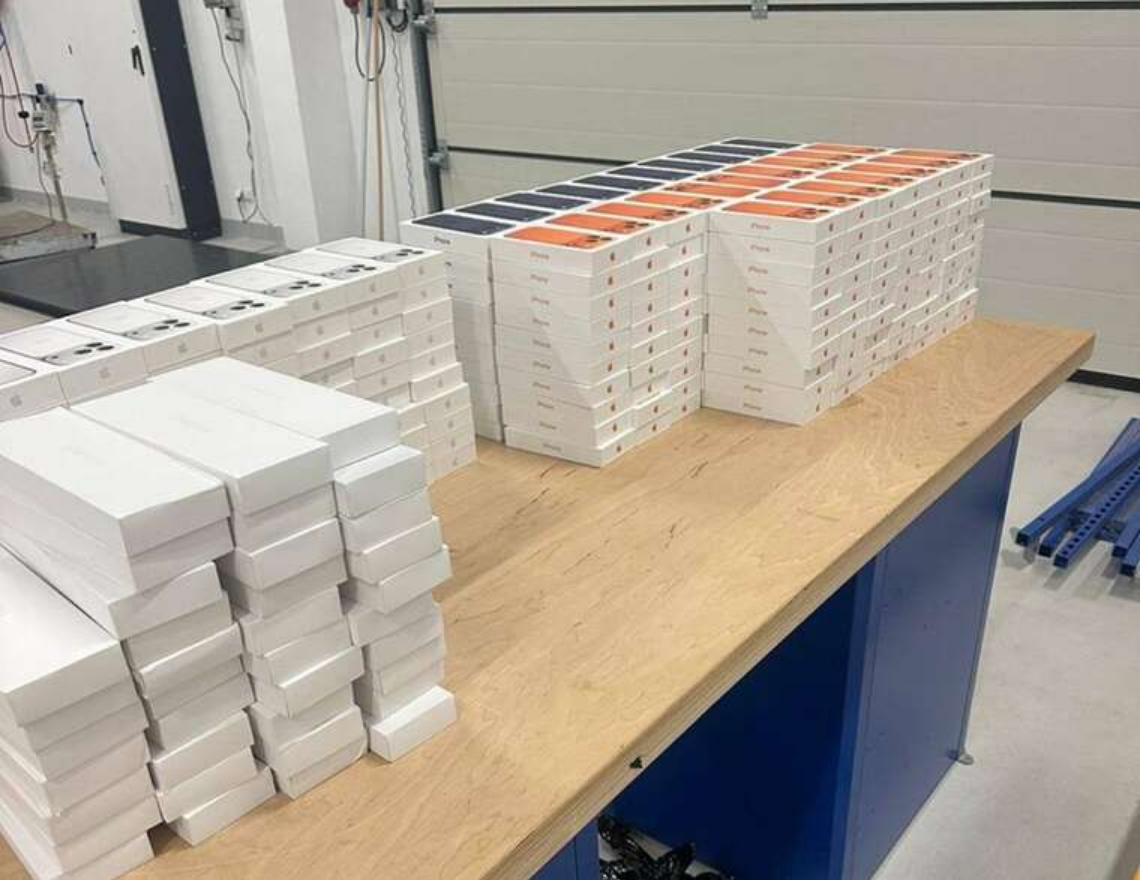 Митники вилучили техніку Apple на понад 35 мільйонів гривень