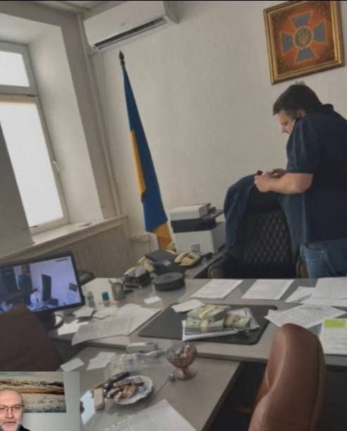 Кошти на столі у Наумова