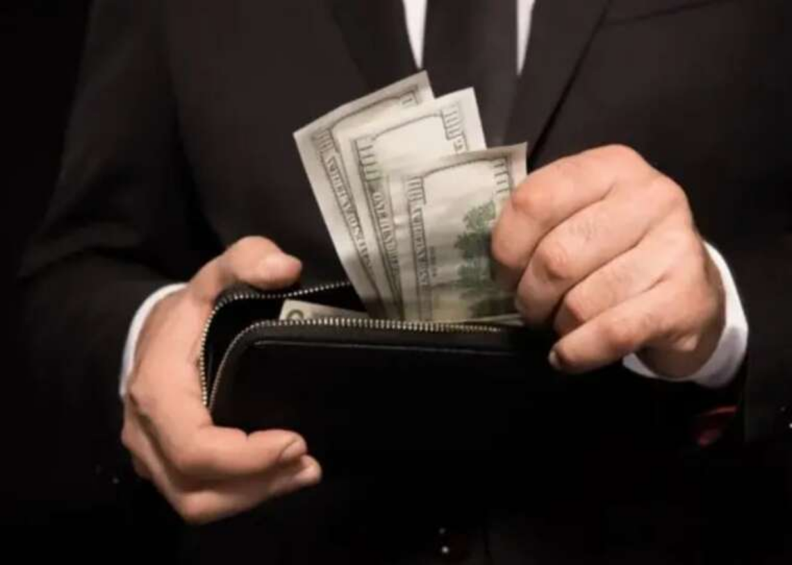 120 тисяч доларів готівкою та дружина з паспортом рф