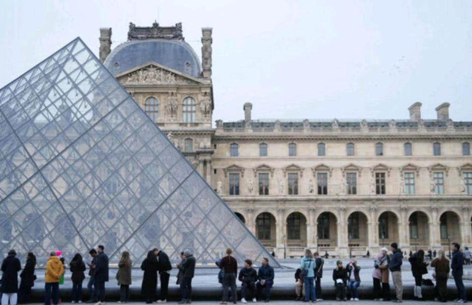 Вимагають вищих зарплат і кращих умов — працівники Лувру страйкують дев'ятий раз