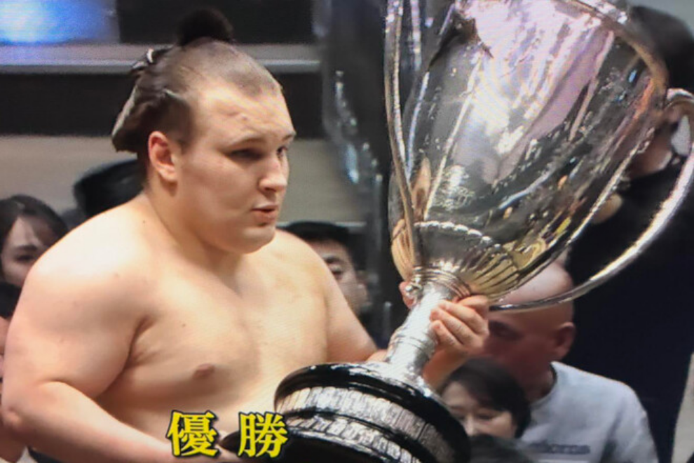 Hatsu Basho 2026: Кубок імператора знову в руках українця