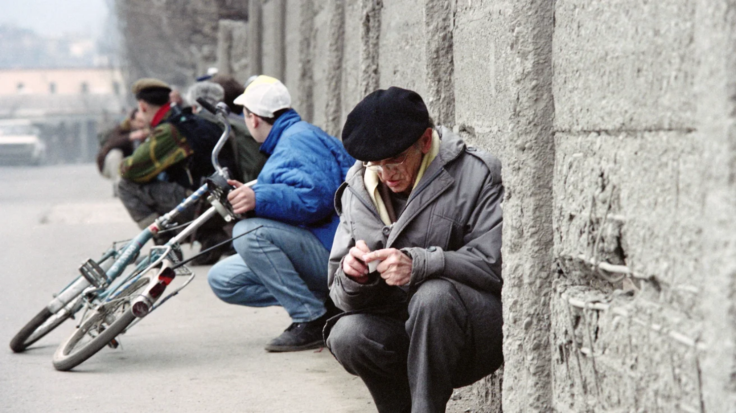 Мешканці Сараєва тримаються біля стіни, намагаючись уникнути снайперів та мінометів, 19 березня 1993 року