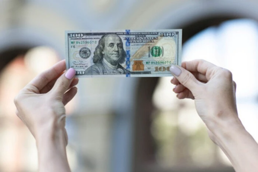 Долар перетворюється на токсичну валюту через витівки Трампа – The Economist