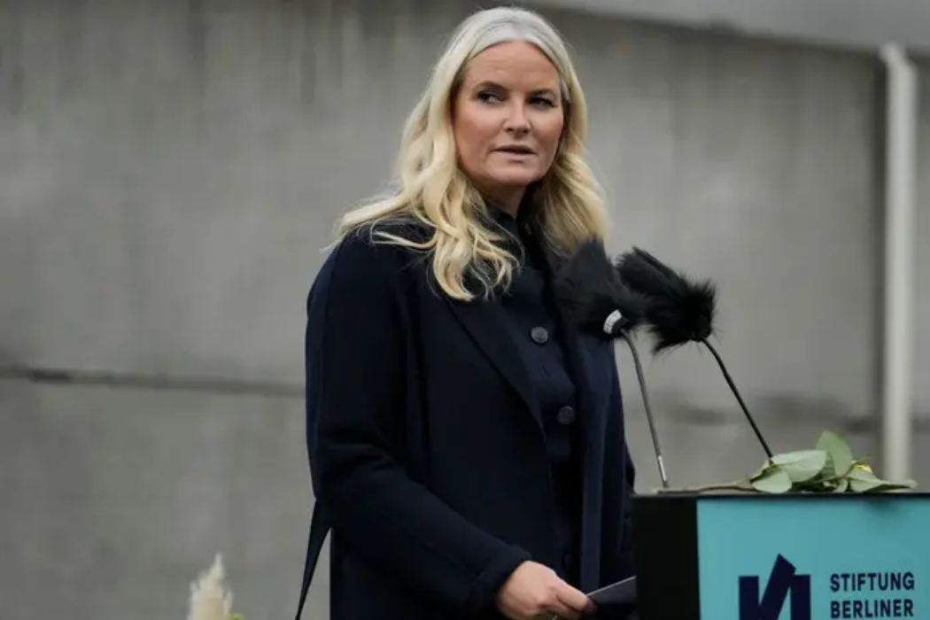 Кронпринцеса Норвегії вибачилася за зв'язки з Епштейном