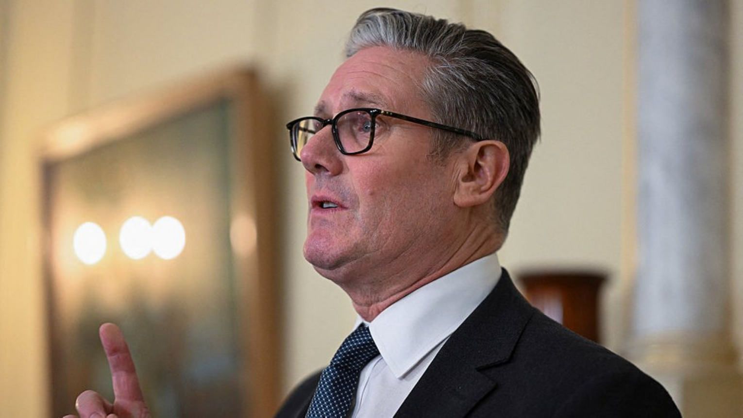 Премʼєр Британії відкидає можливість своєї відставки через звʼязки експосла у США з Епштейном