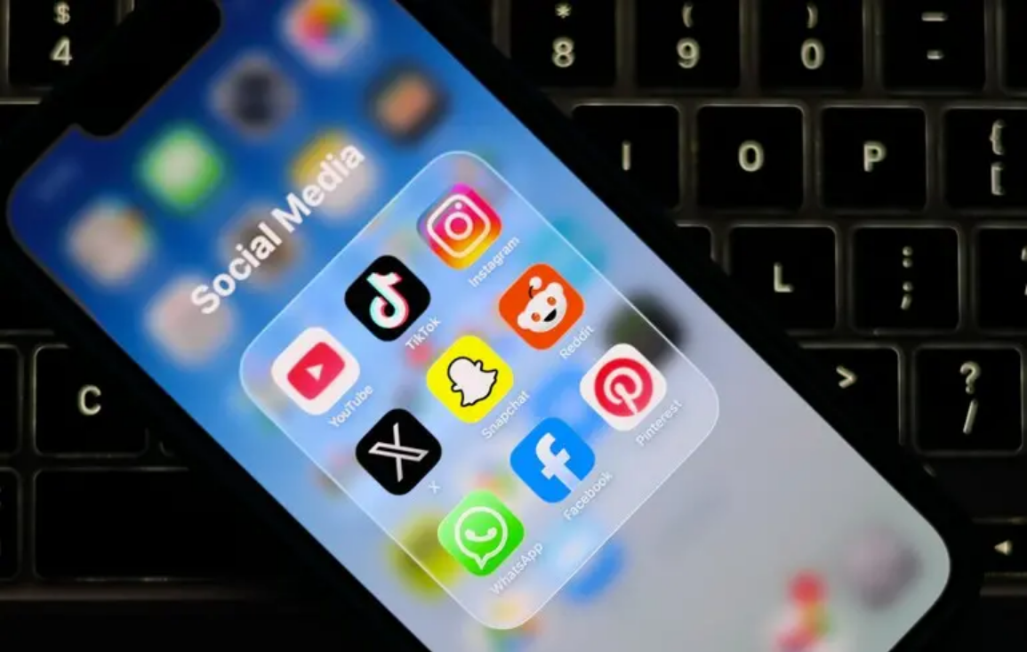 Ще одна країна планує обмежити соцмережі для дітей до 16 років — Bloomberg