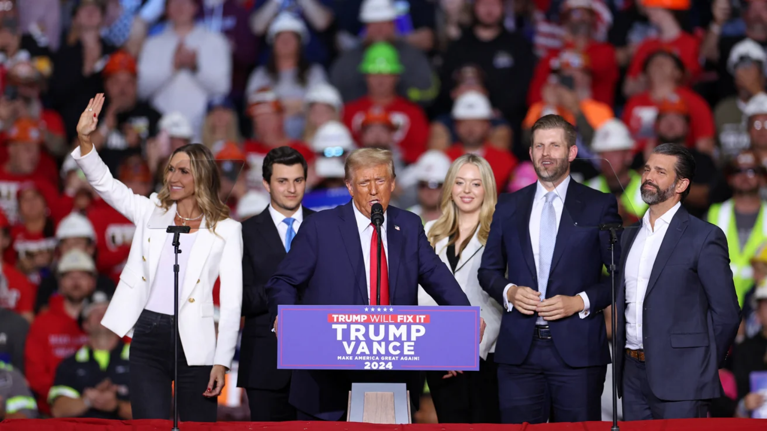 Родина Трампа хоче зареєструвати торгові марки на використання його імені в назвах аеропортів