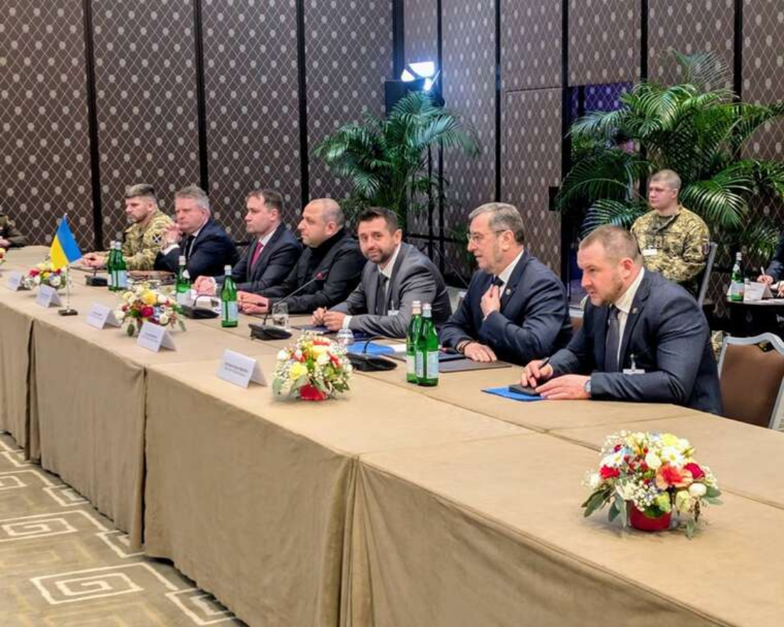 Гарна історія. Україну на важливих переговорах представляють не українці