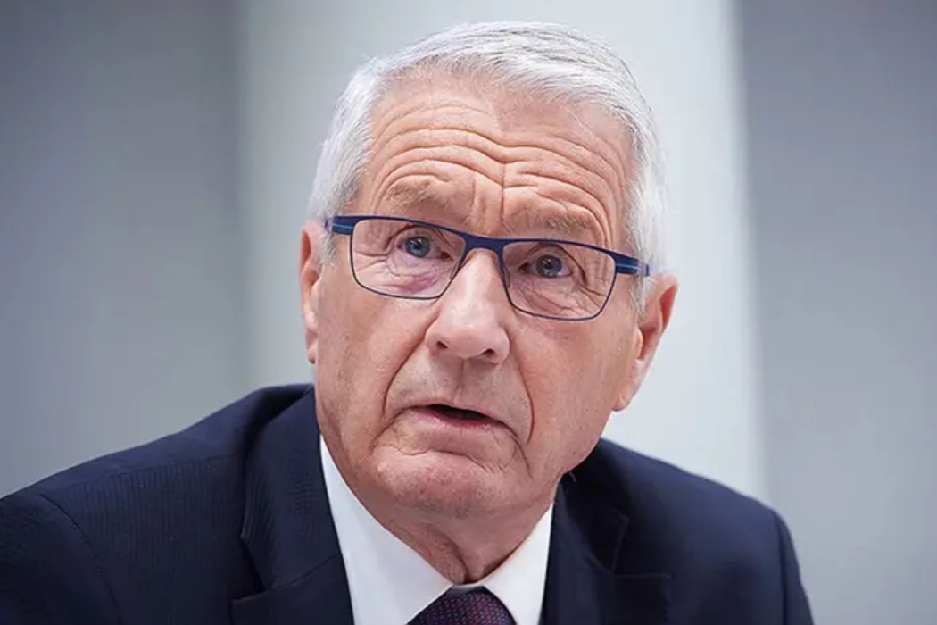 Експрем’єр Норвегії, підозрюваний у корупції та зв’язках з Епштейном, вчинив спробу самогубства