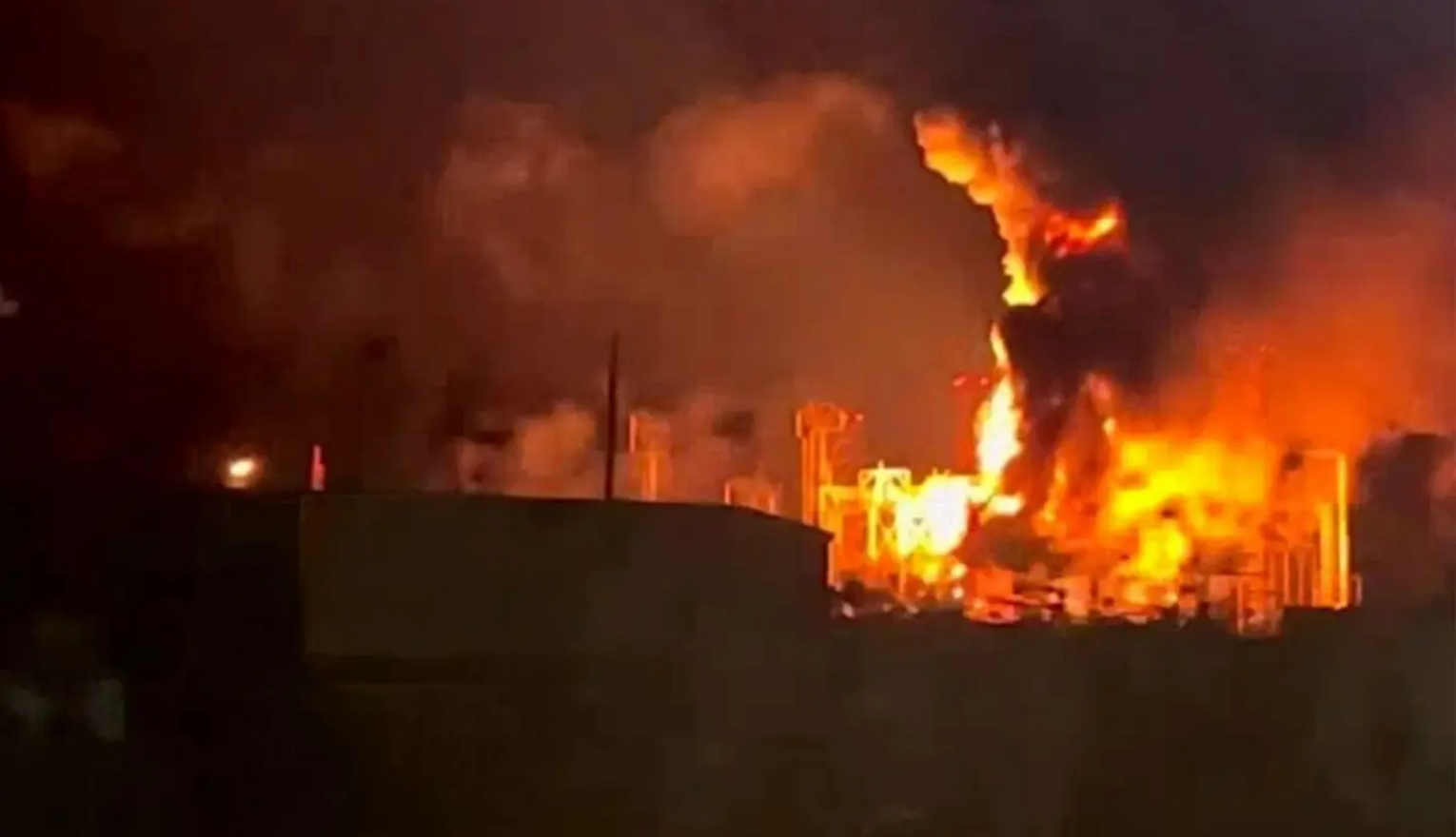 Після атаки дронів у Краснодарському краї рф спалахнула пожежа на НПЗ
