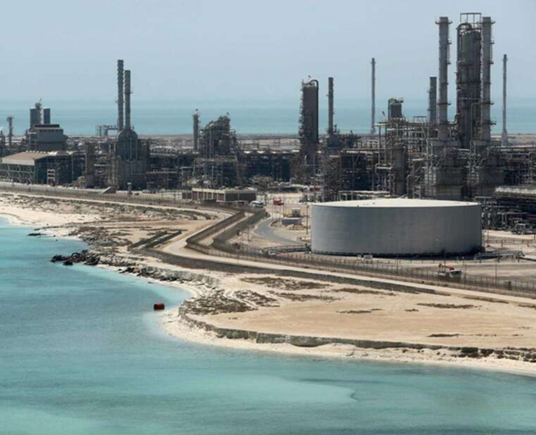 Найбільший НПЗ світу в Рас-Таннурі зупинив роботу після атаки дронів