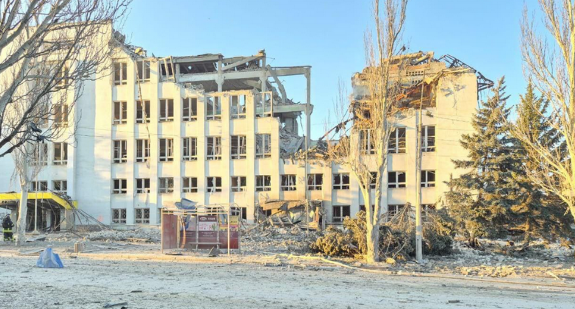 росіяни знищили будівлю головпоштамту Укрпошти в Краматорську