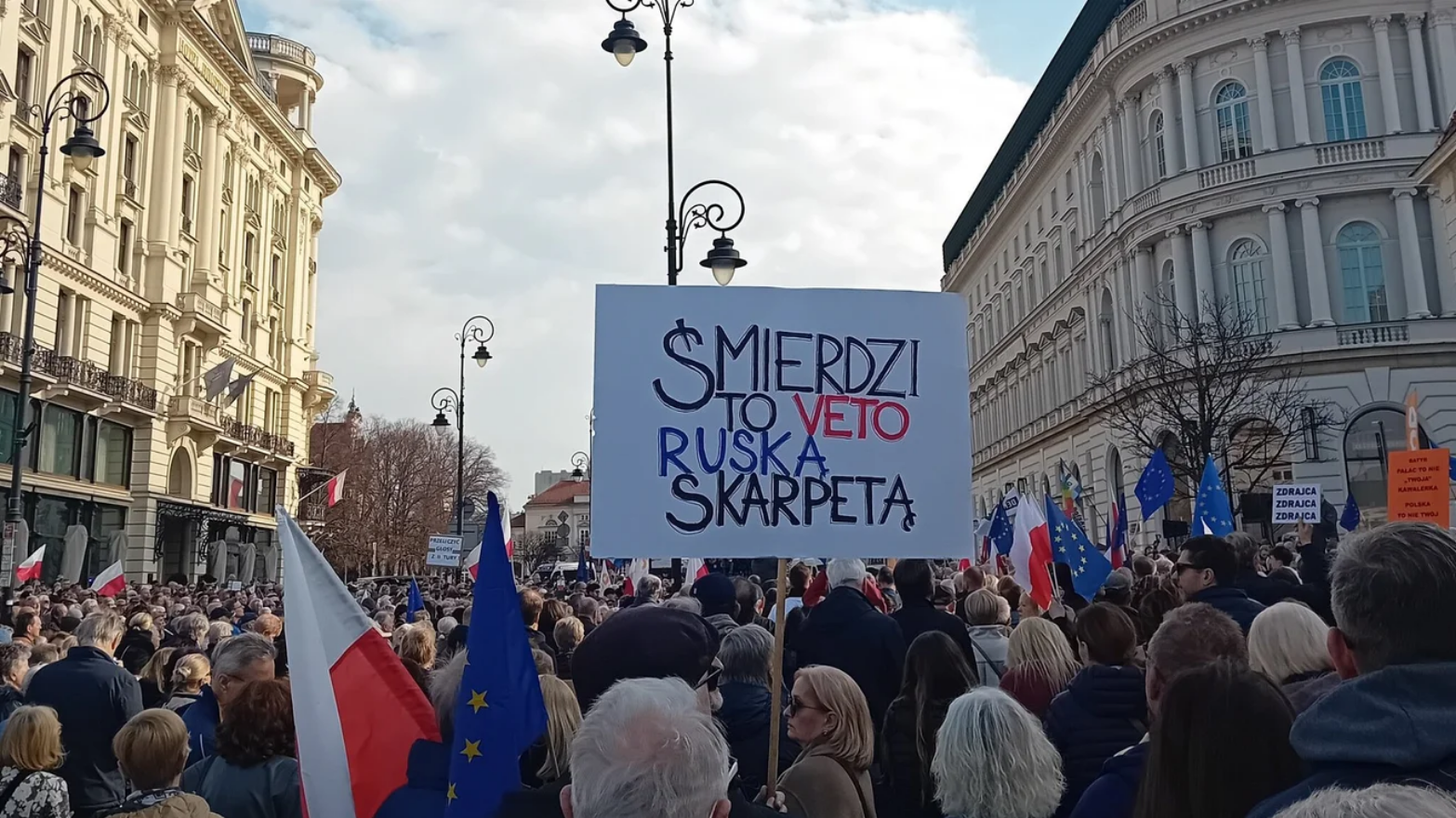 У Варшаві відбувся протест через вето Навроцького на оборонний план ЄС