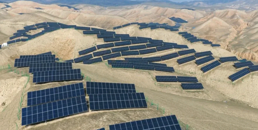 Найбільша сонячна електростанція Китаю непомітно змінює навколишню пустелю