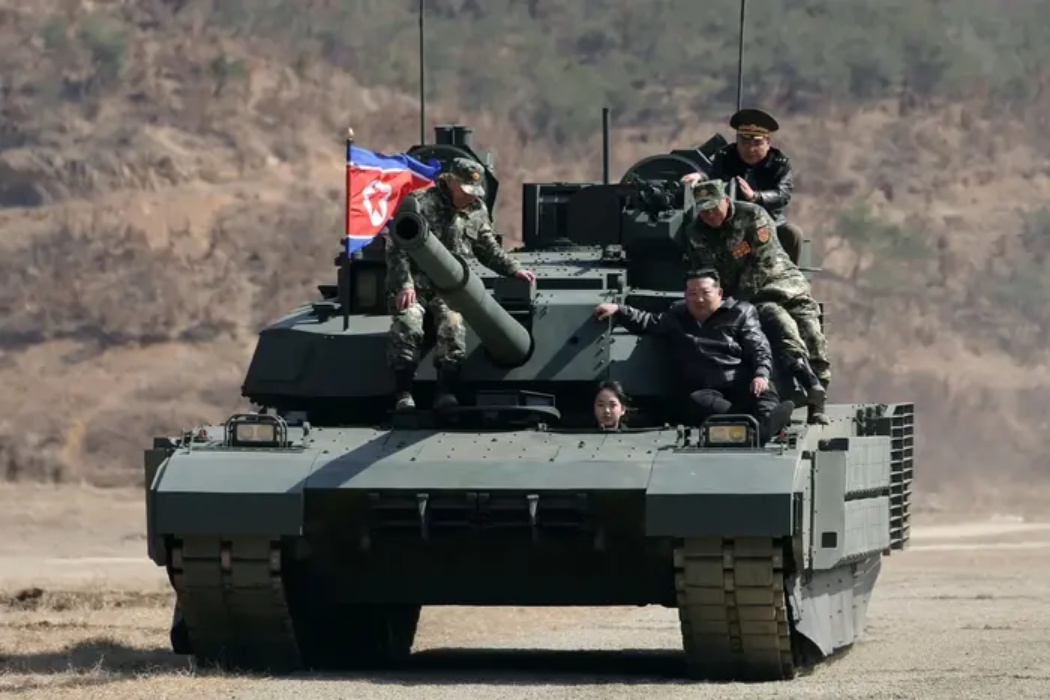 Кім Чен Ин і його дочка показали новий танк, який вміє збивати дрони