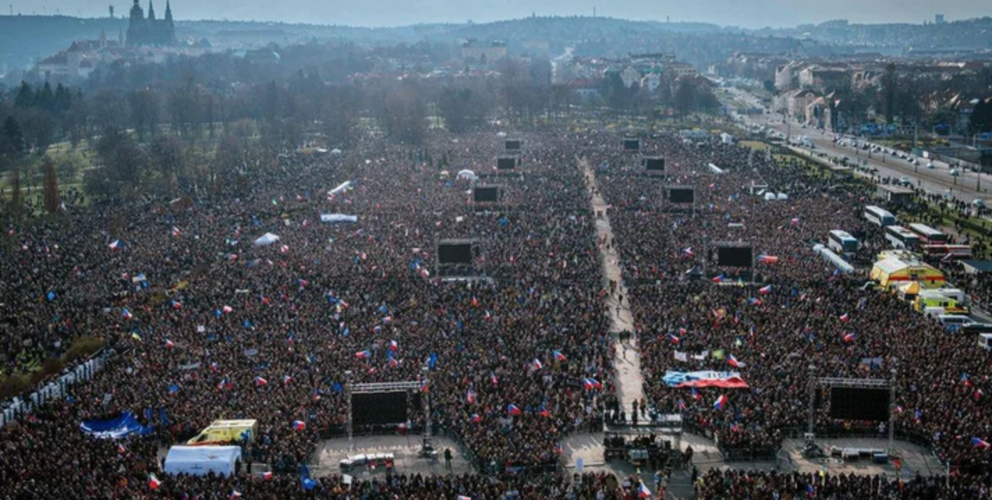 У Чехії на вулиці вийшли десятки тисяч через проросійську політику уряду