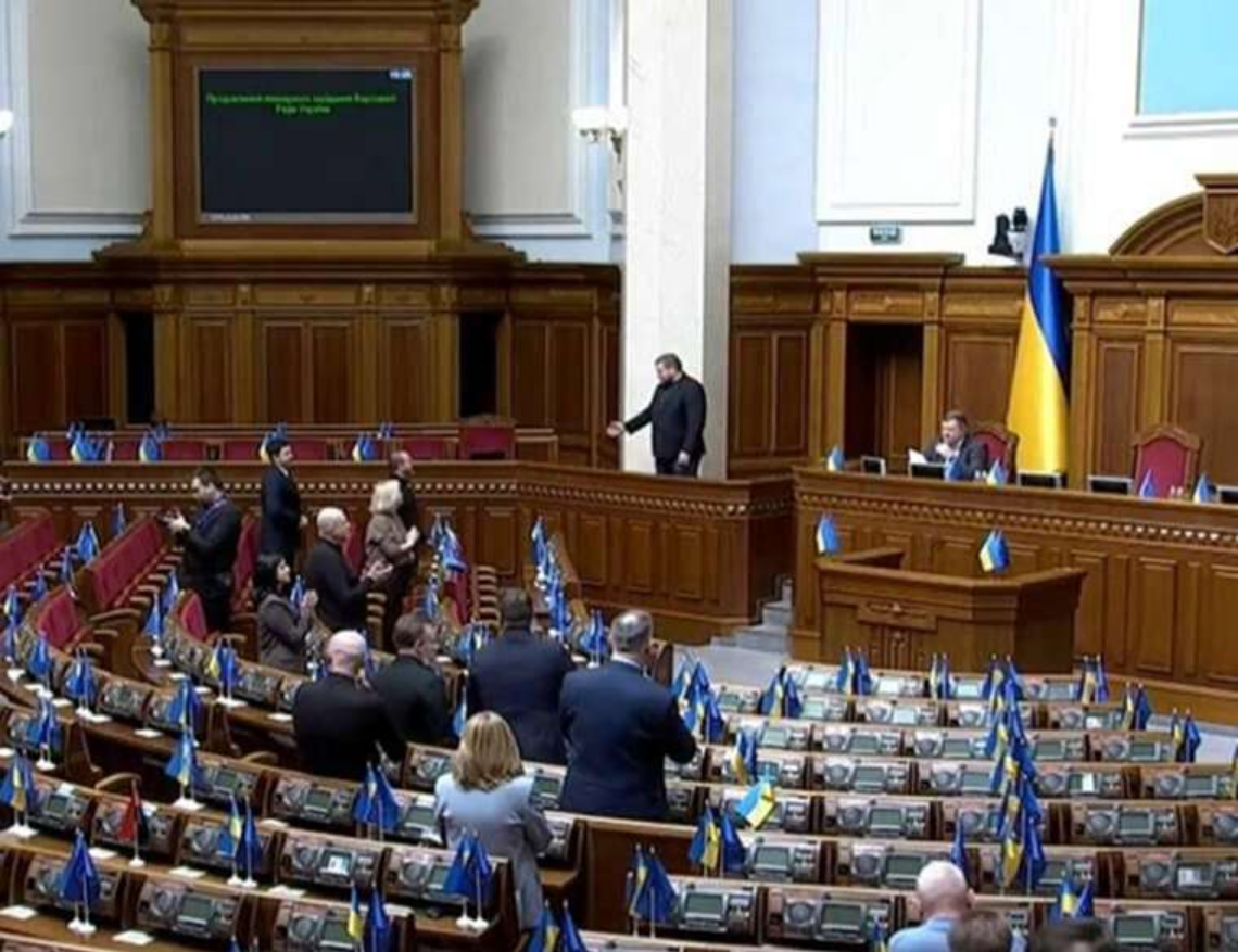 Рада-привид: нардепи зникли, країна — на паузі_1
