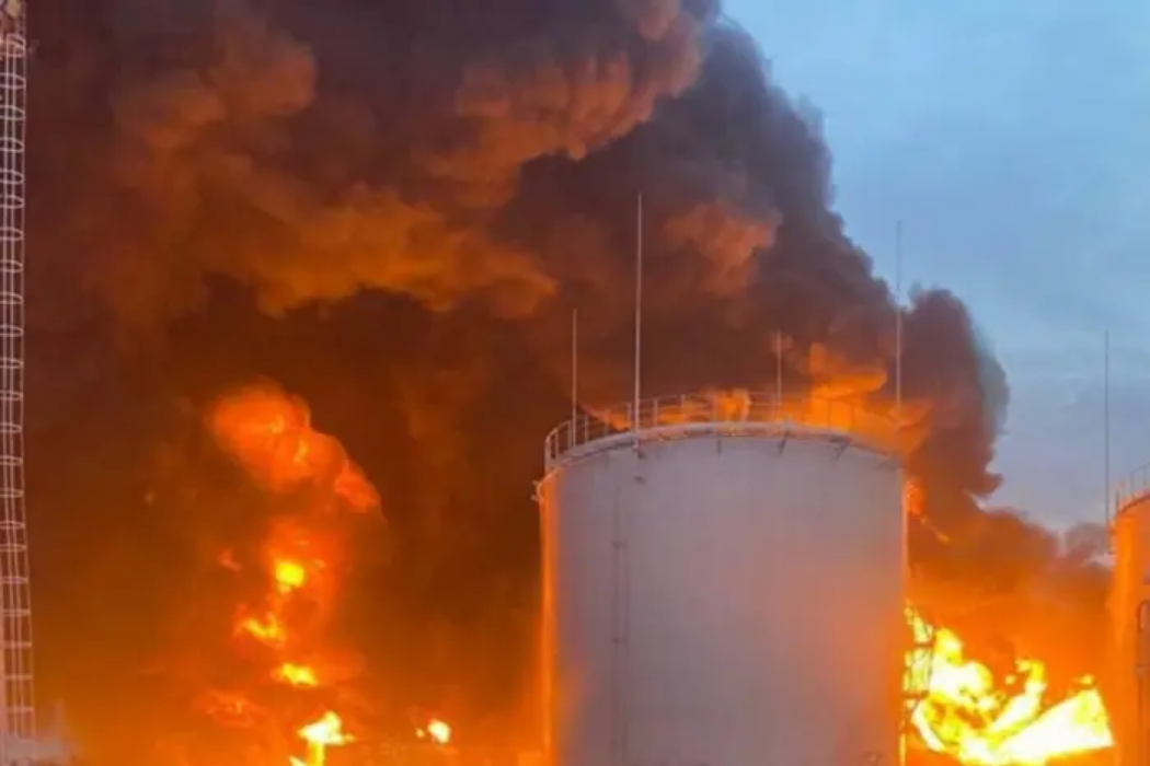 Один із найбільших російських НПЗ зупинив роботу щонайменше на місяць – Reuters