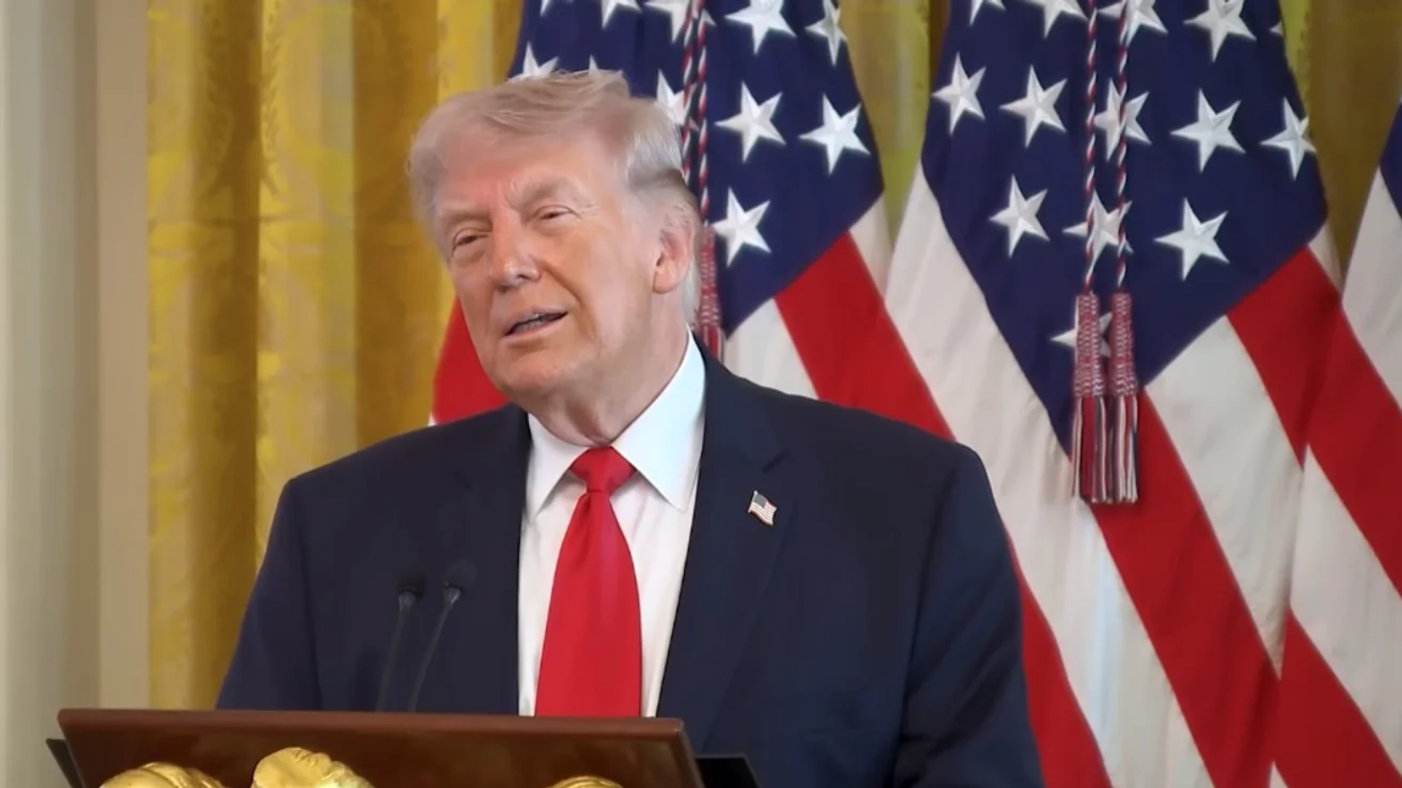 Трамп висміяв стосунки Макрона з дружиною на тлі його відмови допомагати з Іраном