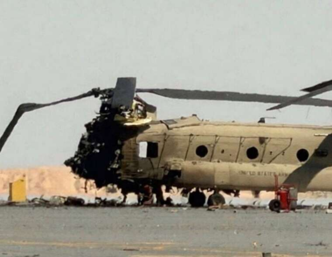 Оприлюднено кадри знищеного вертольота CH-47 Chinook після удару по базі в Кувейті