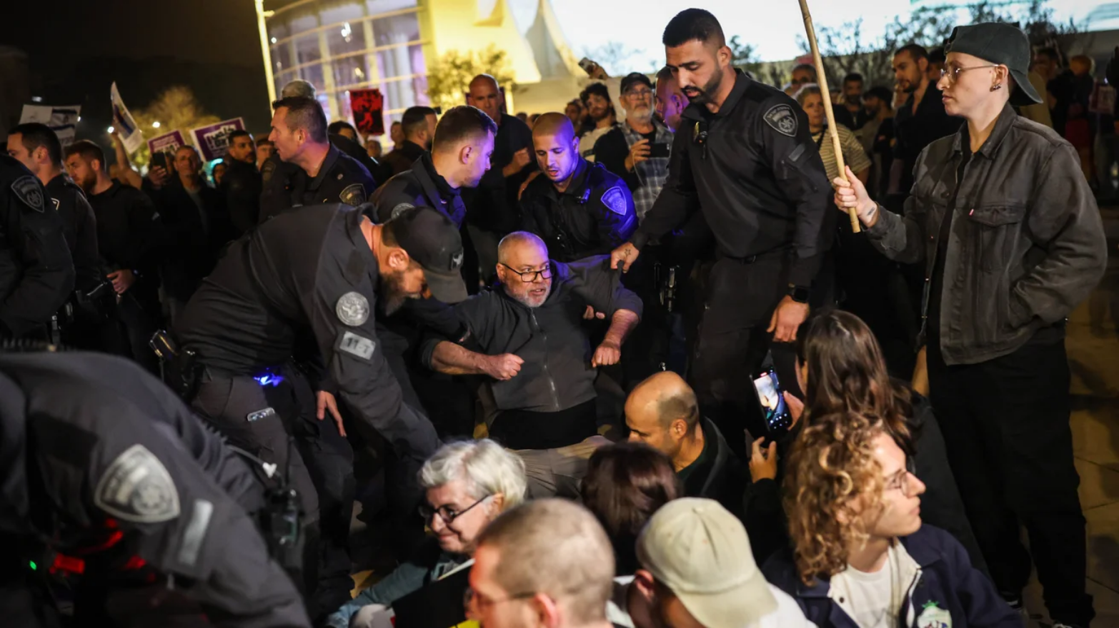 У Тель-Авіві сіоністи силоміць розігнали антивоєнний мітинг