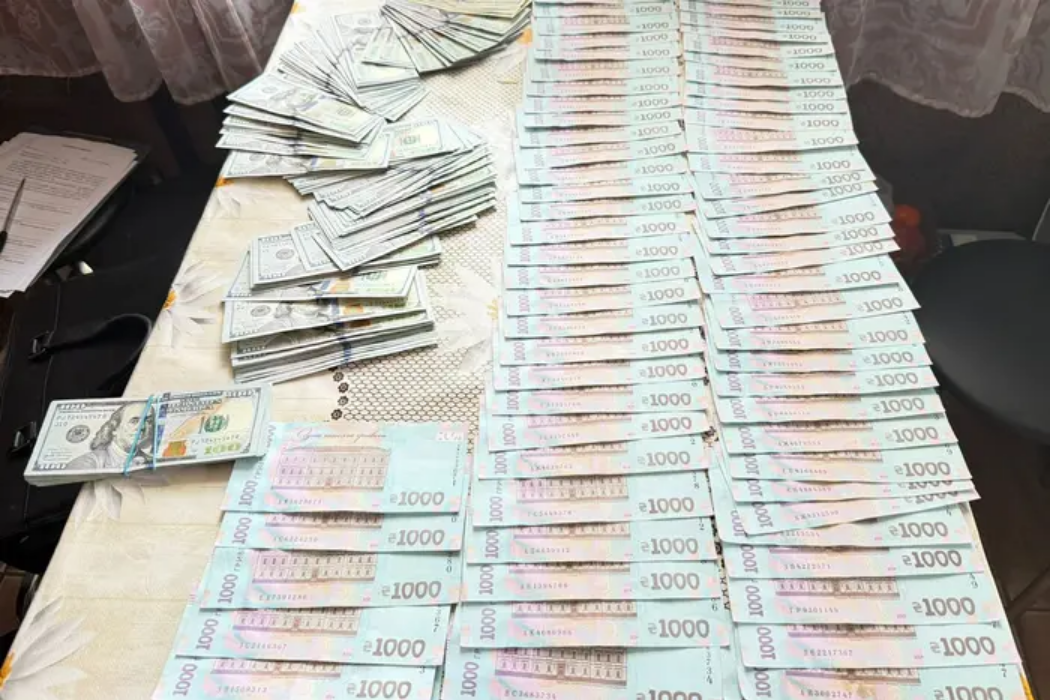 Стіл, завалений грошима. ДБР викрило посадовця ТЦК на Вінниччині