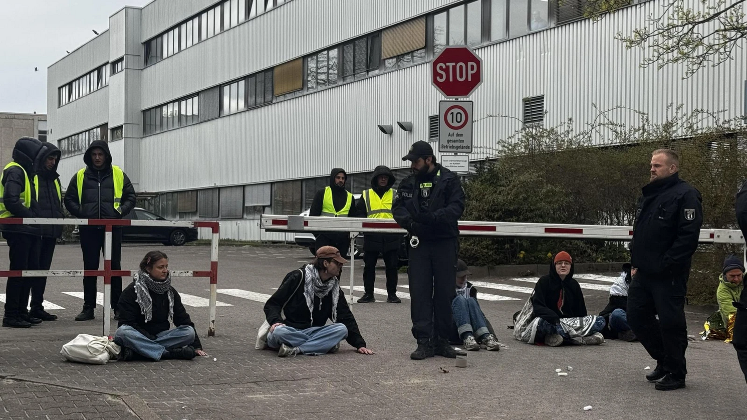 «Німецька зброя — вбивства людей по всьому світу». Активісти пікетують завод Rheinmetall